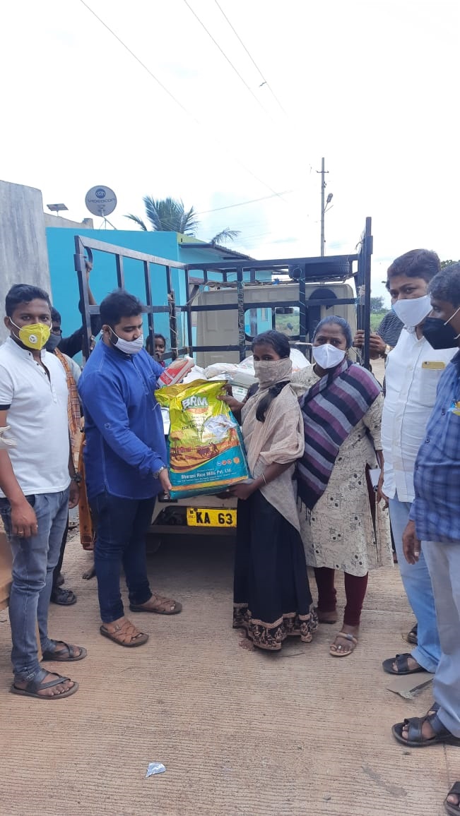 ಹುಬ್ಬಳ್ಳಿ ಯುಥ್ ಫೌಂಡೇಶನ್‍ನಿಂದ ಆಹಾರಧಾನ್ಯಗಳ ಕಿಟ್‍ಗಳನ್ನು ಬಡವರಿಗೆ ವಿತರಿಸಲಾಯಿತು