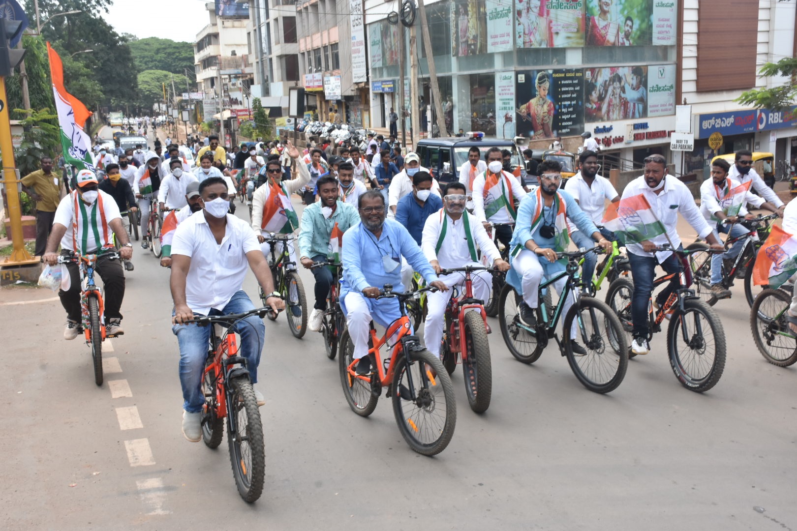 ತೈಲ ದರ ಏರಿಕೆಗೆ ಮುಗಿಲು ಮುಟ್ಟಿದ ಕೈ ಆಕ್ರೋಶ