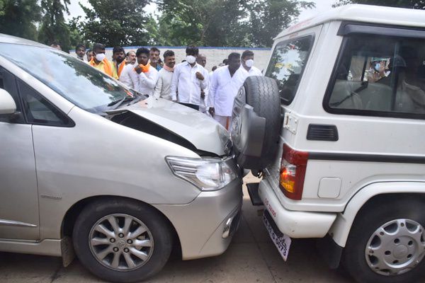 ಸಿಎಂ ಬೆಂಗಾವಲು ವಾಹನಕ್ಕೆ ಹೆಬ್ಬಾರ್ ಕಾರು ಡಿಕ್ಕಿ!