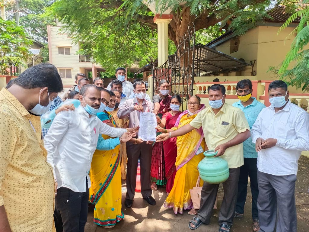 ನೀರಿನ ಸಮಸ್ಯೆ: ಖಾಲಿ ಕೊಡ ಹಿಡಿದು ಪ್ರತಿಭಟನೆ