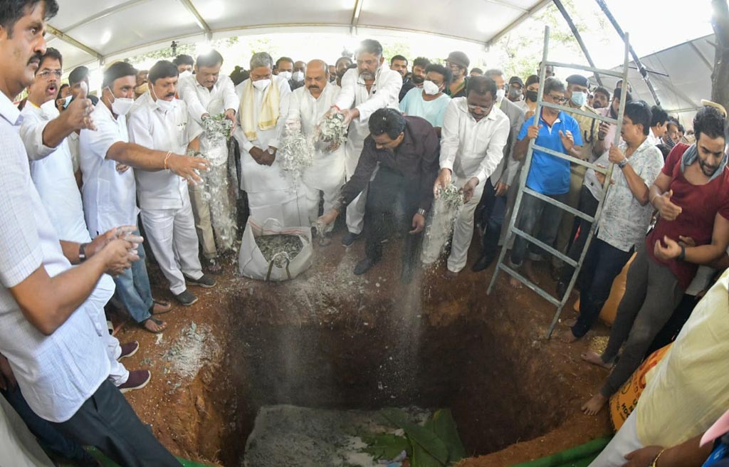 ಮಣ್ಣಲ್ಲಿ ಮಾಯವಾದ ’ಯುವರತ್ನ’; ತಂದೆ- ತಾಯಿ ಸಮಾಧಿ ಪಕ್ಕದಲ್ಲೇ ಪುನೀತ್ ಅಂತ್ಯಕ್ರಿಯೆ