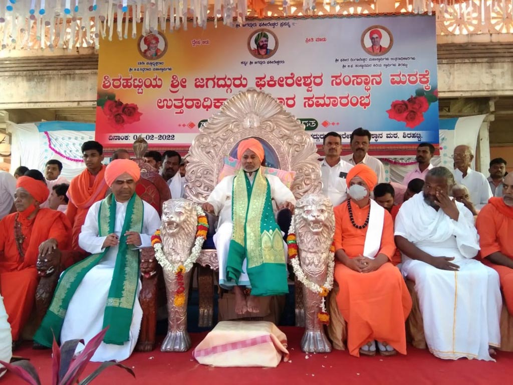 ಖಾವಿ ಜತೆ ಶ್ವೇತವಸ್ತ್ರಧಾರಿಯಾದ ದಿಂಗಾಲೇಶ್ವರ ಶ್ರೀ