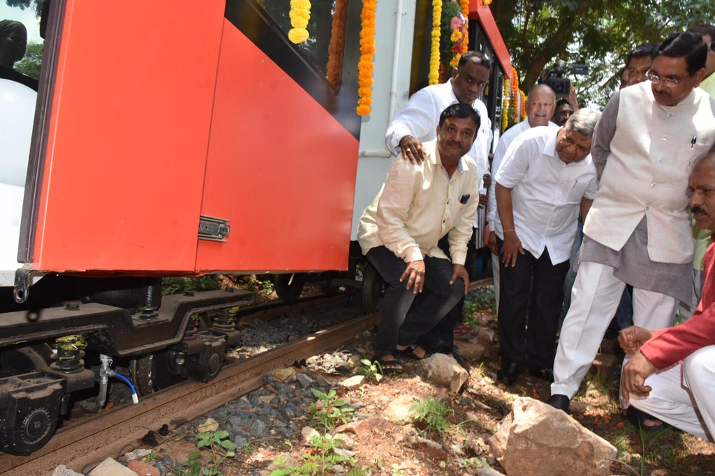 ಉದ್ಘಾಟನೆ ದಿನವೇ ಹಳಿ ತಪ್ಪಿದ ಪುಟಾಣಿ ರೈಲು!