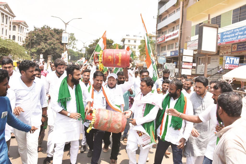 ಬೆಲೆ ಏರಿಕೆ ವಿರುದ್ಧ ಯುವ ಕಾಂಗ್ರೆಸ್ ಆಕ್ರೋಶ