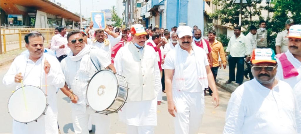 ಗುತ್ತಿಗೆ ನೌಕರರಿಂದ ಹುಬ್ಬಳ್ಳಿ ಸಿಎಂ ನಿವಾಸಕ್ಕೆ ಪಾದಯಾತ್ರೆ.