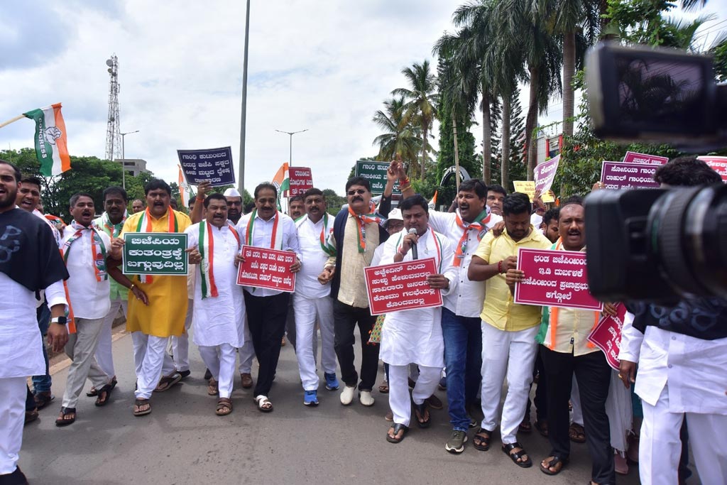 ಹುಬ್ಬಳ್ಳಿಯಲ್ಲೂ ಕಾಂಗ್ರೆಸ್ ಆಕ್ರೋಶ – ಮುಖಂಡರು ಖಾಕಿ ವಶಕ್ಕೆ