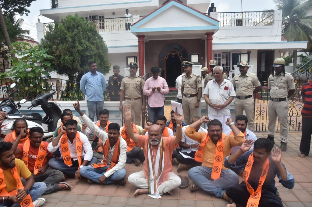 ಶೆಟ್ಟರ್ ನಿವಾಸದ ಎದುರು ರಾಮಸೇನೆ ಪ್ರತಿಭಟನೆ